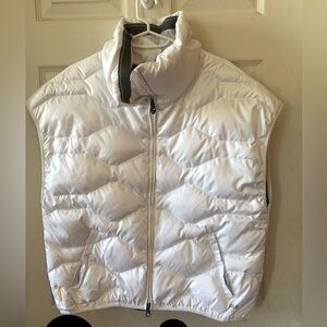 Lolë white out door vest in great condition